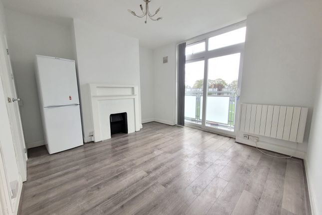 Thumbnail Flat to rent in Angel Close, London