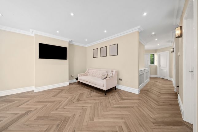 8, Foxhills Close, Chertsey photo 2