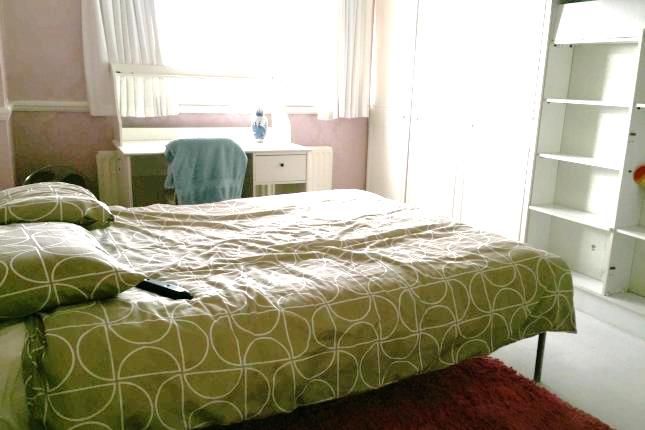 Thumbnail Room to rent in Susex Way, Enfield