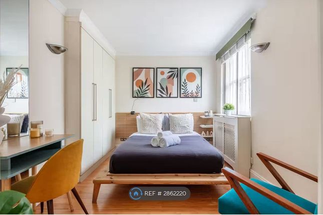 1-bed flat on A Campden Hill Road, London, £3,495/mo
