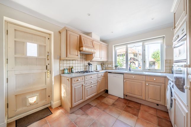 27, Church Road, Surrey photo 4