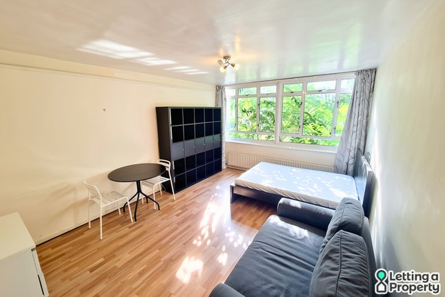 Flat 28, Lenthall House, Churchill Gardens Estate, London photo 2