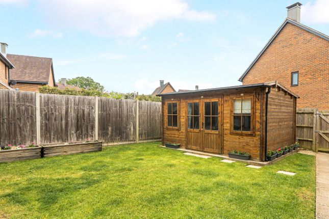 13, Gratton Chase, Godalming photo 4