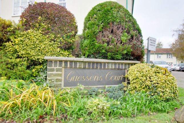 43, Guessens Court, Welwyn Garden City photo 2