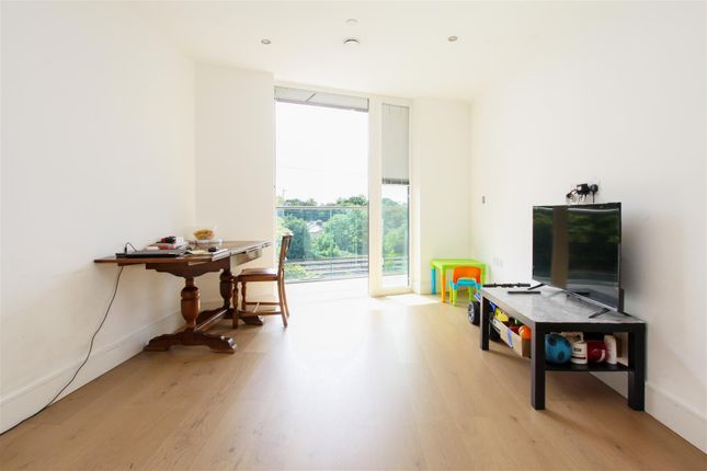 1-bed flat on 27, Yardley Court, West Drayton, £250,000