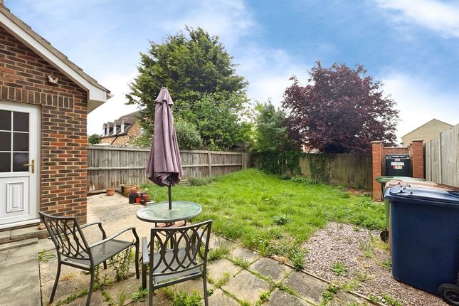 27, Fields View, March photo 2