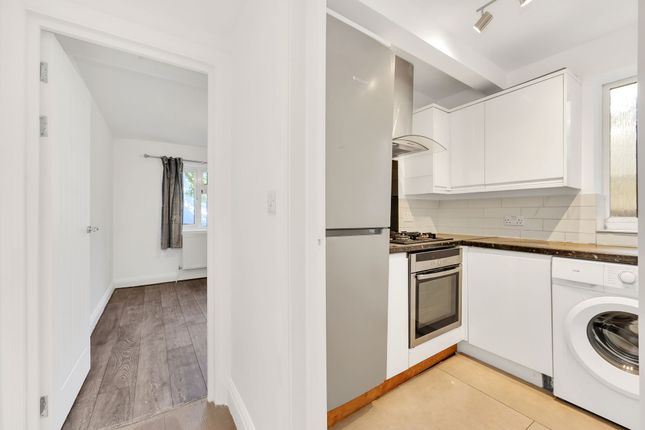 25a Belton Road, London photo 4