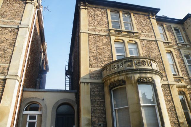 3-bed flat on TFF 18, Bristol, £2,000/mo