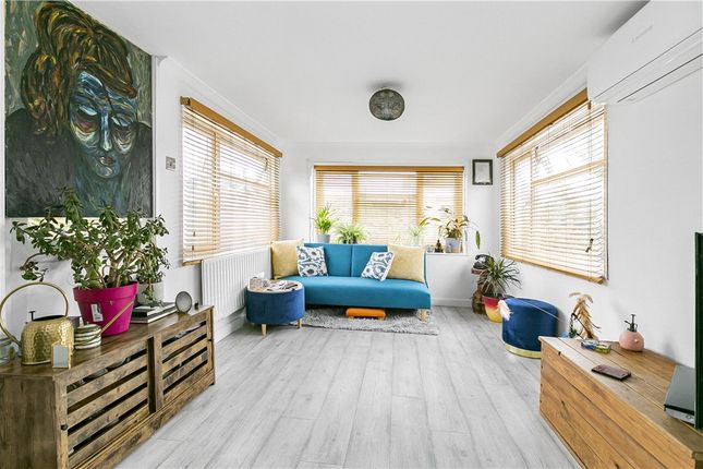 9, Bourne Avenue, Chertsey photo 2