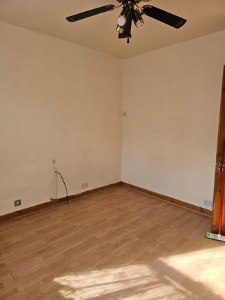 Thumbnail Terraced house for sale in Oak Road, Luton