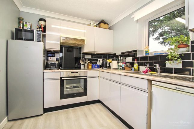 19, Orchard Court, Reading photo 3
