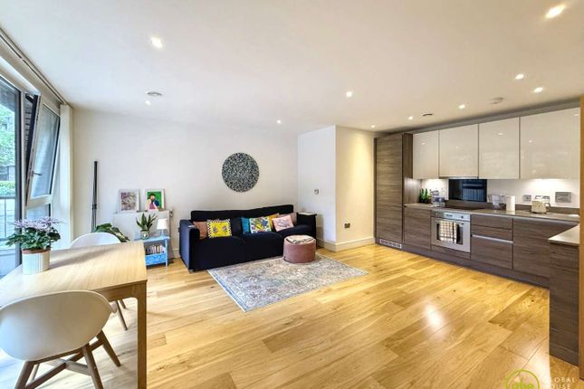 1 Harbourside Court, 4 Gullivers Walk, Surrey Quays photo 2