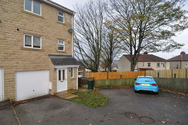 Thumbnail Town house to rent in Platt Court, Off Vicarage Road, Shipley