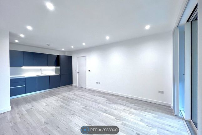 Flat to rent in Hartingtons Court, London