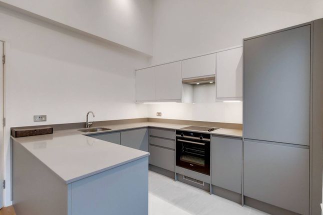 Flat to rent in Upper Richmond Road, East Putney, London
