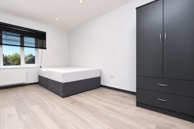 Room 4, 103, Raymond Crescent, Guildford photo 2