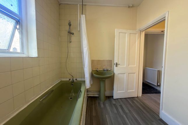 Flat 4, High Road, London photo 5