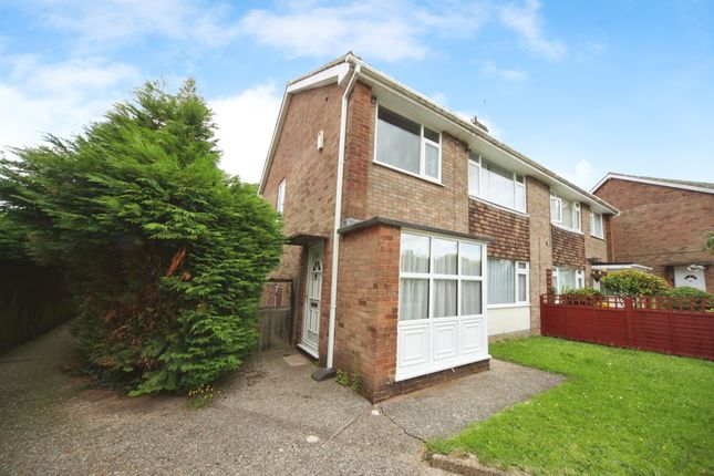 Thumbnail Flat for sale in Heywood Drive, Luton