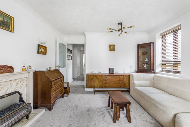 16, Beaumonds, St Albans photo 3