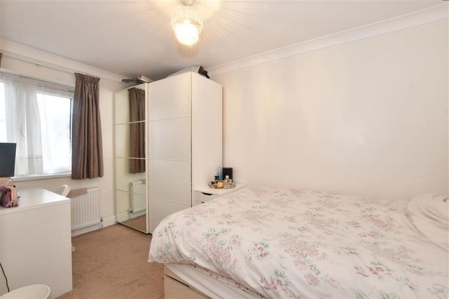 Maisonette for sale in High Street, London