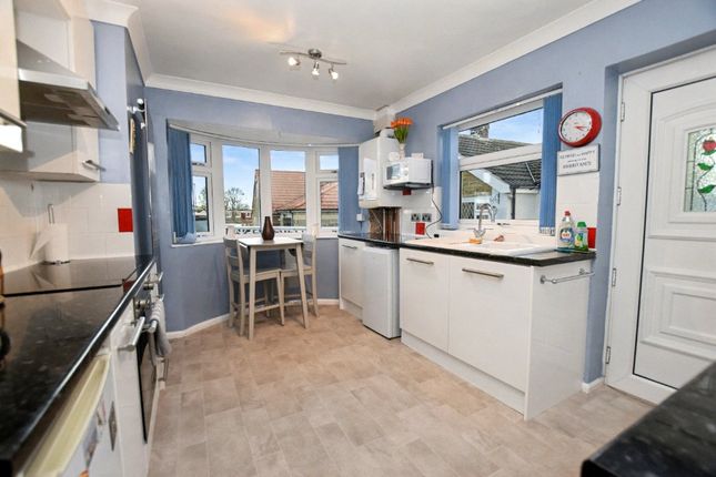 2, Winden Grove, Wakefield photo 4