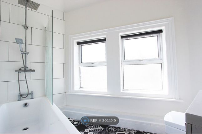 Flat, Kirkley Cliff Road, Lowestoft photo 3