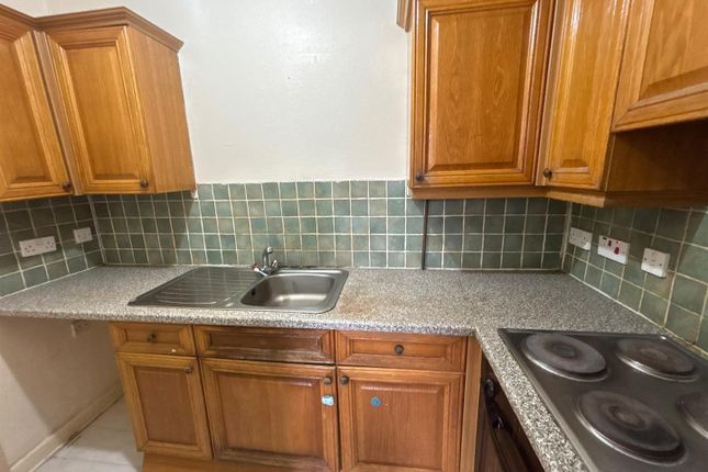 Flat 4, Albion Court, Commonside, Brierley Hill photo 2