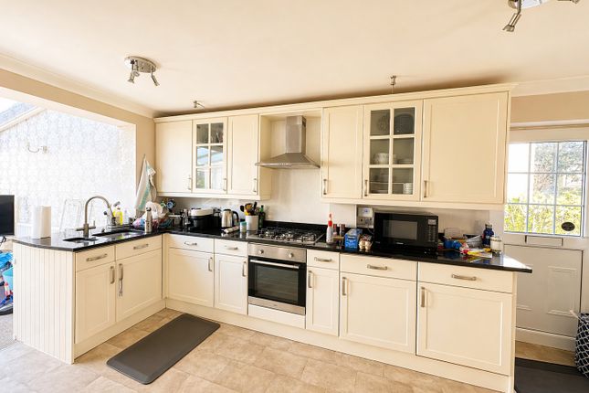 78, Kings Road, West Yorkshire photo 3