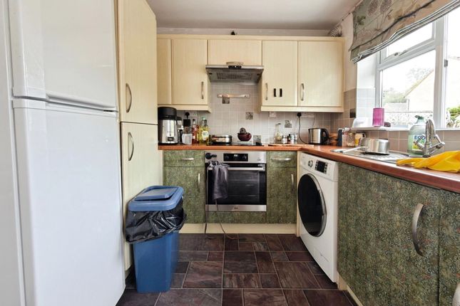 104 Dunsford Close, Swindon photo 4