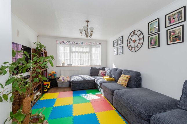 101, Crown Meadow, Colnbrook photo 4