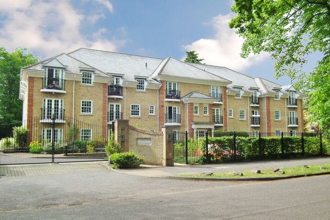 Thumbnail Flat to rent in Weybridge, Surrey