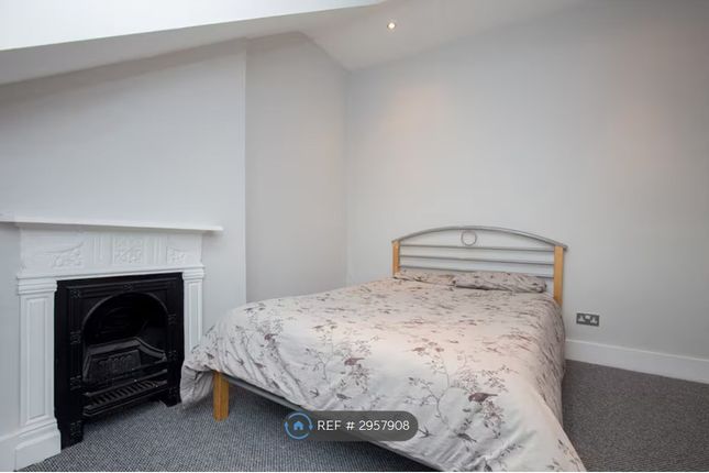 Second Floor Flat, Mill Lane West Hampstead, London photo 3