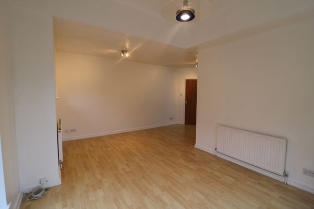 Flat to rent in Godstone Road, Purley