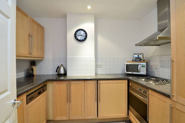 Flat to rent in Worple Road, Wimbledon, London