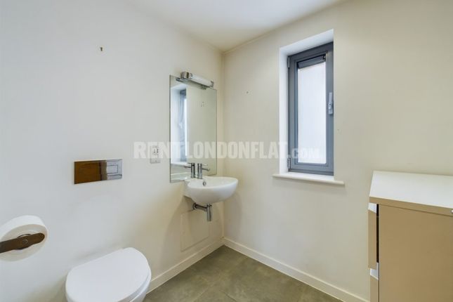 Flat to rent in Peacock Place, London