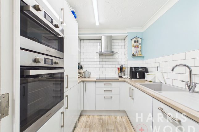 Flat 47, Moorfield Court, Witham photo 4