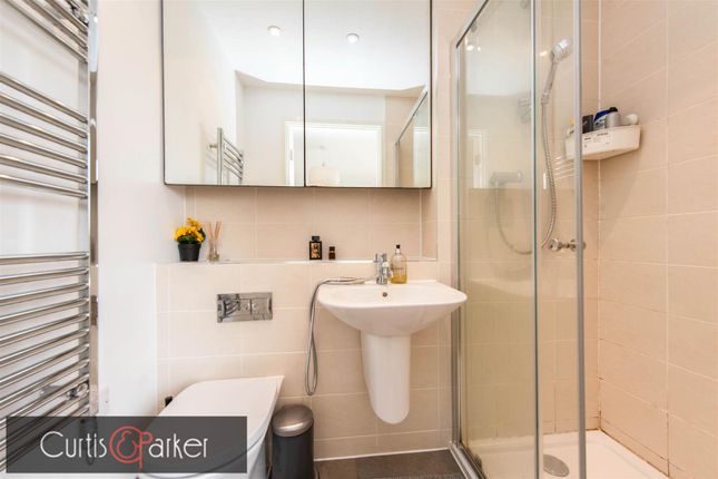 Flat for sale in Lighterage Court, Kew Reach
