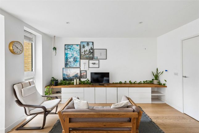 37 Dovetail Place,, Lawrence Road, London photo 3