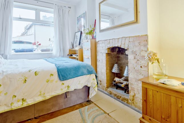 Flat for sale in Brunswick Park Road, New Southgate, London