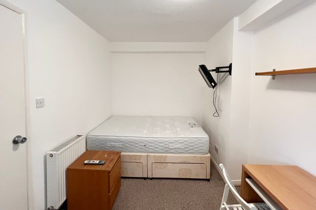 Room to rent in Pattina Walk, London