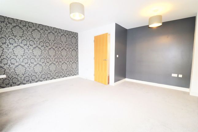 Town house for sale in Pond Road, Farnborough