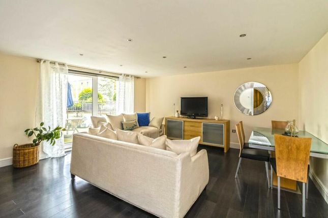 89, Holland Gardens, Brentford photo 2