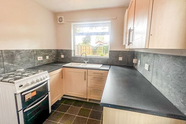 19, Sycamore Close, Lincoln photo 3