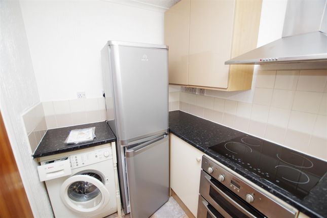 44, Longstock Court, Swindon photo 3