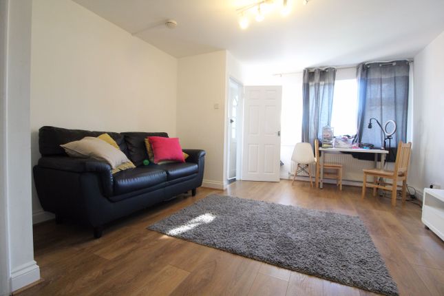 Flat 5, 68 Warminster Road, London photo 2