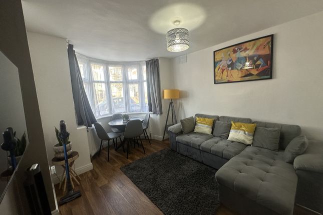 Stylish 2-Bedroom Apartment With Private Garden