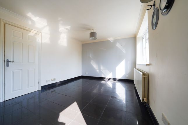 13 Hereford Close, Leicester photo 2
