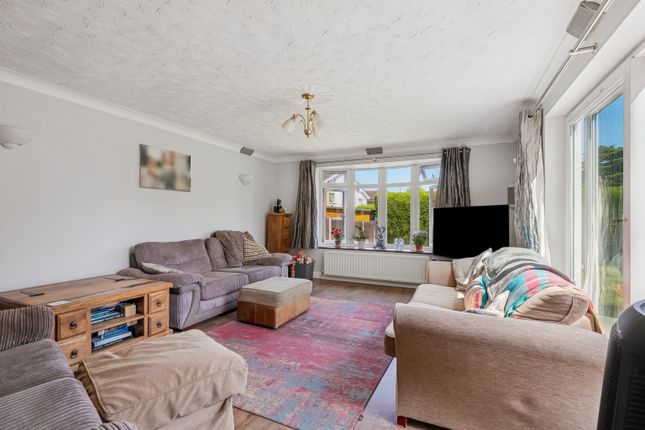 16, Walnut Way, Hitchin photo 2