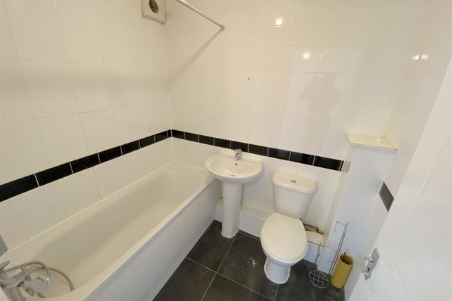 Flat to rent in Taylor Close, Hounslow