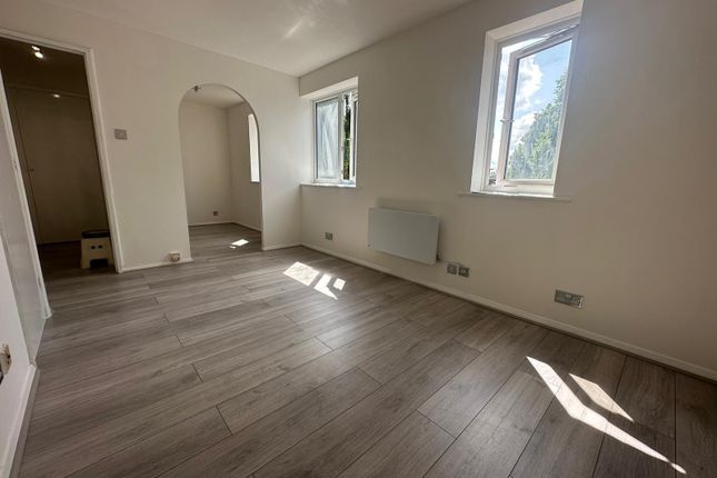 16 Greenslade Road, Barking photo 4